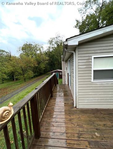 2011 Morris Creek Road, Clendenin, WV 25045