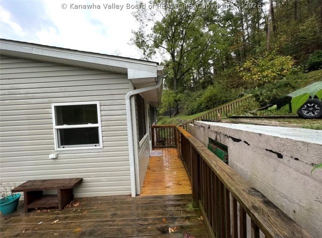 2011 Morris Creek Road, Clendenin, WV 25045