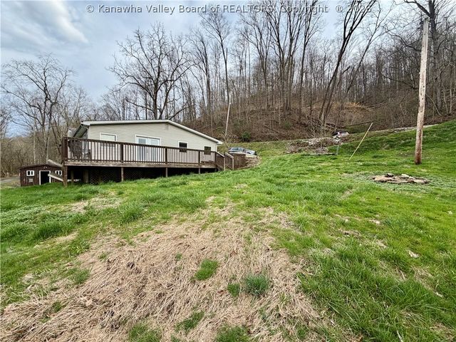 2011 Morris Creek Road, Clendenin, WV 25045