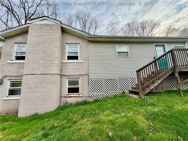2011 Morris Creek Road, Clendenin, WV 25045