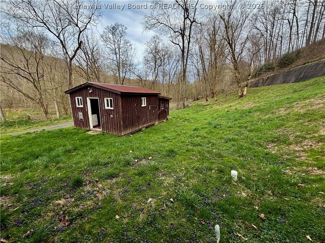 2011 Morris Creek Road, Clendenin, WV 25045