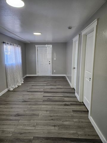 2745 2745 E 10Th St, Oakland, CA 94601