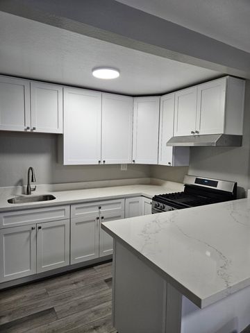 2745 2745 E 10Th St, Oakland, CA 94601