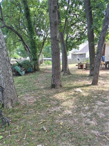 18500 E 27th Street S, Independence, MO 64057