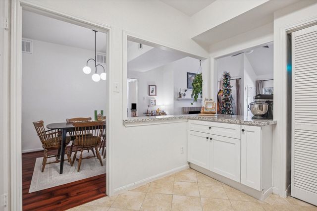 2100 Tanglewilde Street 318, Houston, TX 77063