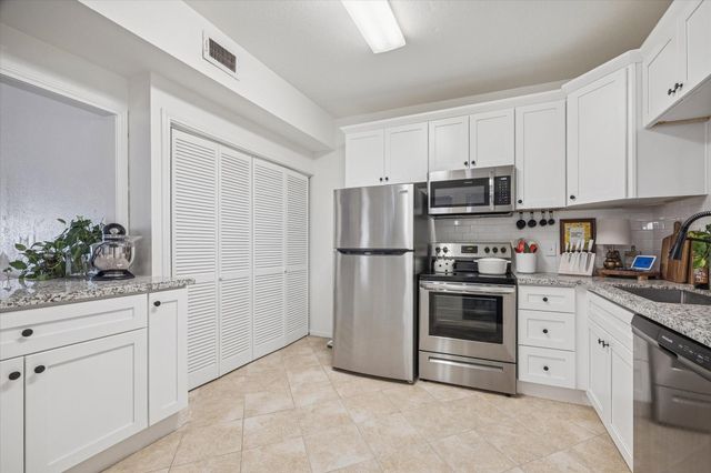 2100 Tanglewilde Street 318, Houston, TX 77063