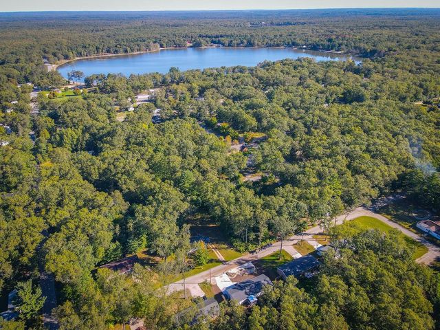 140 W Raymond Road, Twin Lake, MI 49457