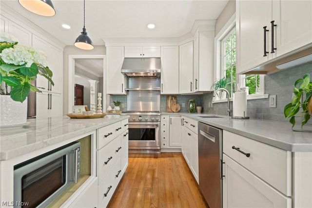 255 Williamsburg Drive, Avon Lake, OH 44012