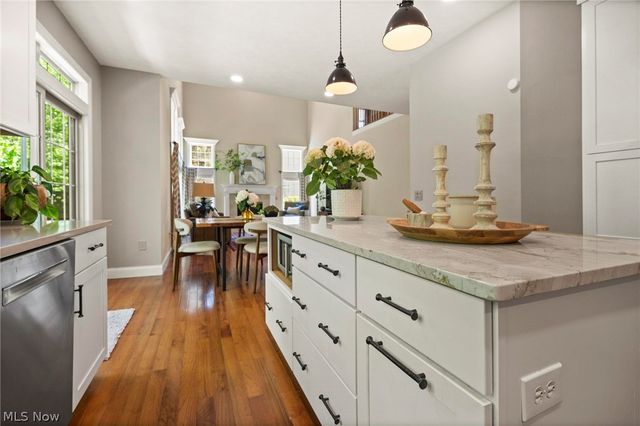 255 Williamsburg Drive, Avon Lake, OH 44012