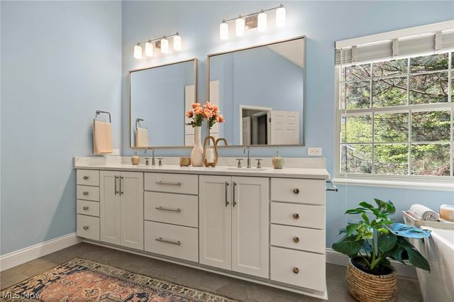 255 Williamsburg Drive, Avon Lake, OH 44012