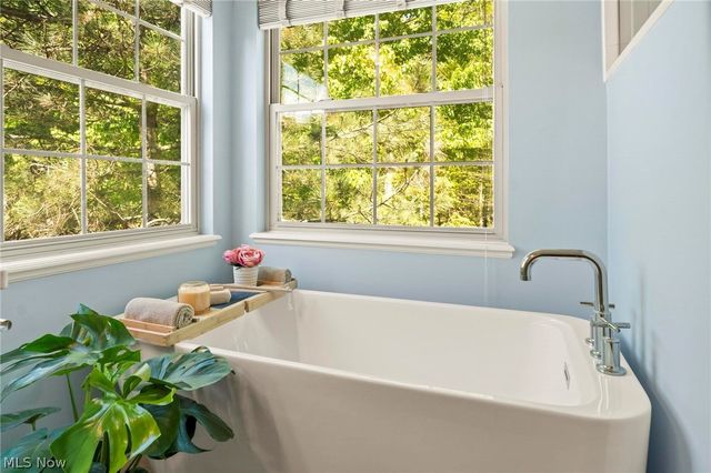 255 Williamsburg Drive, Avon Lake, OH 44012