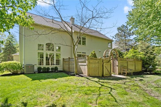 255 Williamsburg Drive, Avon Lake, OH 44012