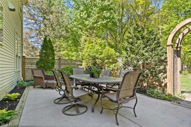 255 Williamsburg Drive, Avon Lake, OH 44012
