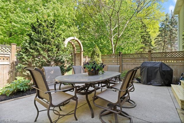 255 Williamsburg Drive, Avon Lake, OH 44012