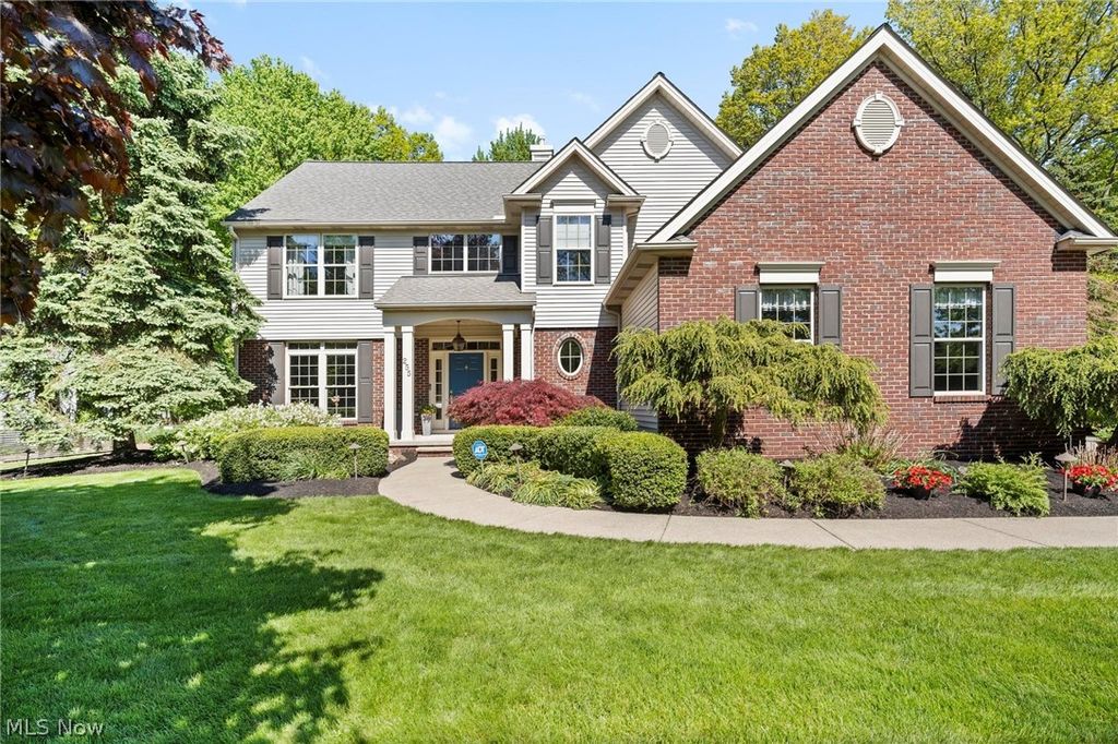 255 Williamsburg Drive, Avon Lake, OH 44012