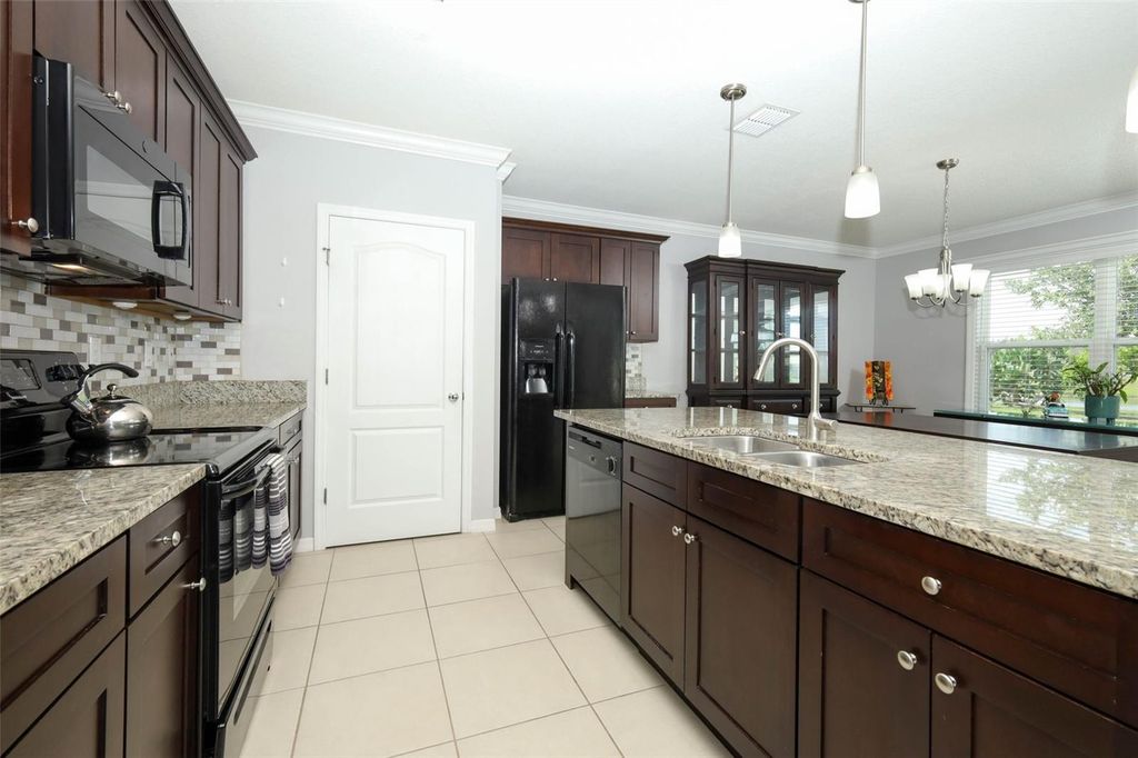 Image 4 of property listing at 3802 BISHOP LANDING WAY, Orlando, FL 32824