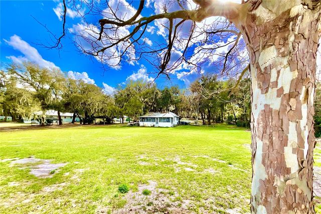 106 E SUNNYSIDE BEACH ROAD, Hawthorne, FL 32640