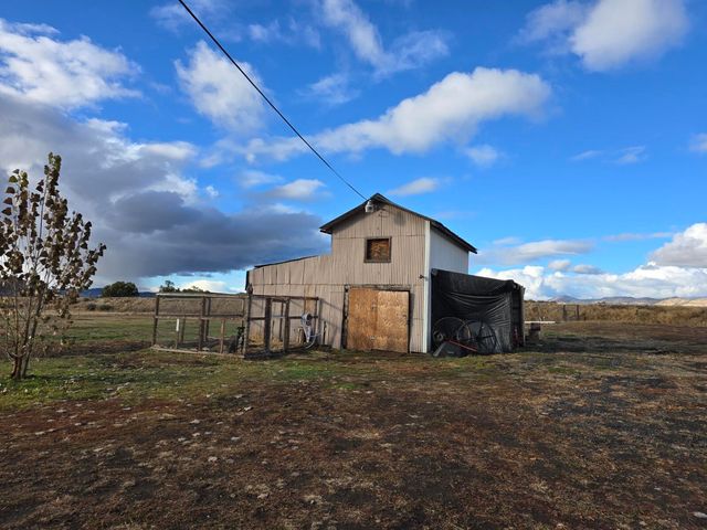1267 Joe Wright Road, Klamath Falls, OR 97603