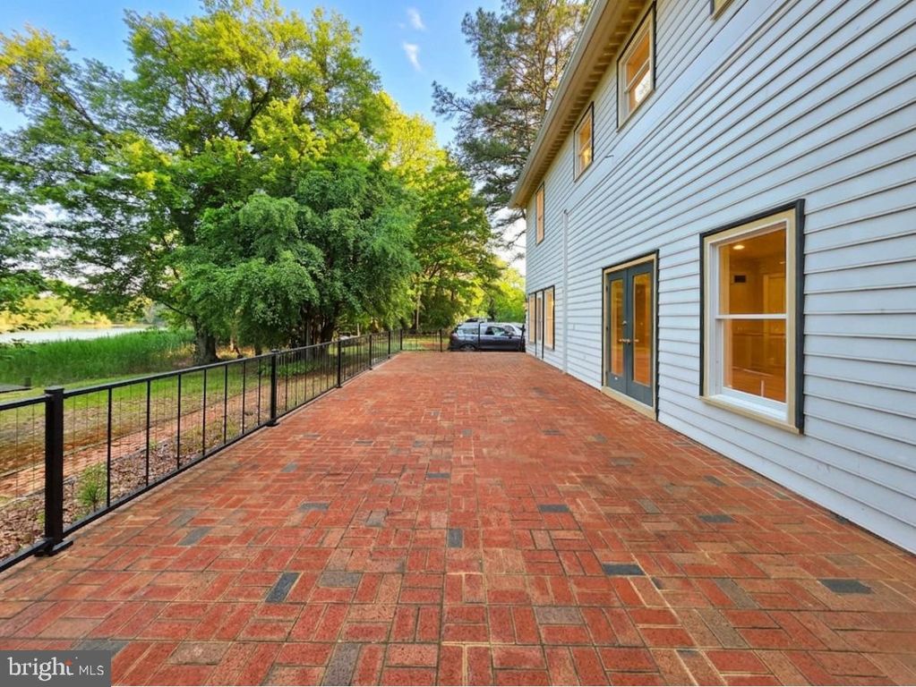 Image 6 of property listing at 11429 ASSATEAGUE RD, Berlin, MD 21811