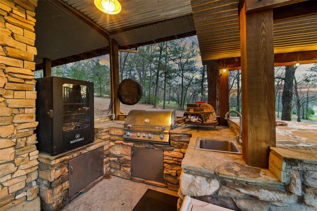 20 Hillsborough Drive, Huntsville, TX 77340