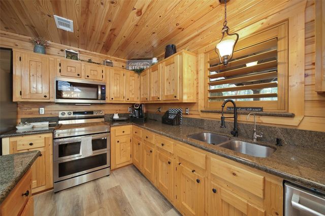 20 Hillsborough Drive, Huntsville, TX 77340