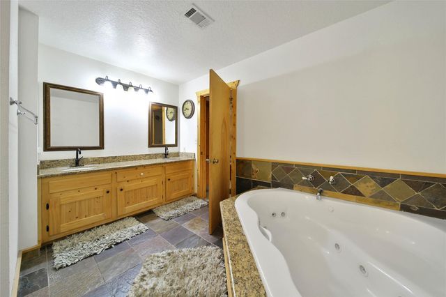 20 Hillsborough Drive, Huntsville, TX 77340