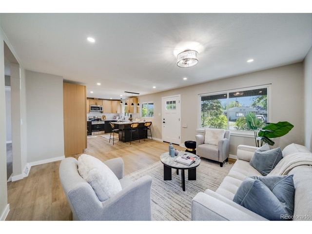 1741 Kingston St, Aurora, CO 80010