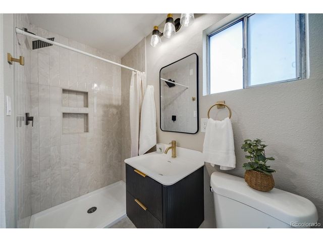 1741 Kingston St, Aurora, CO 80010