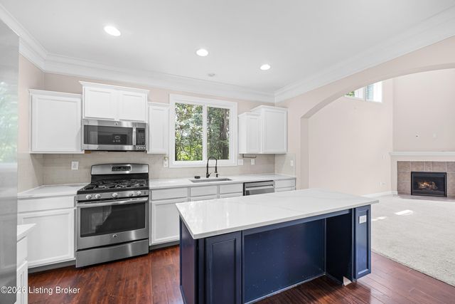 12528 Deer Lake Ln, Louisville, KY 40299