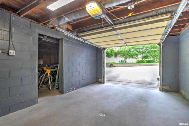 520 FONDULAC Drive, East Peoria, IL 61611