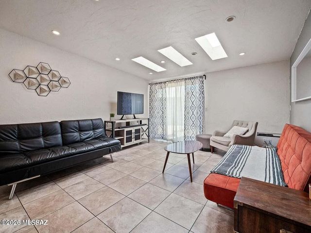 6832 N Autumn Place, Tucson, AZ 85741