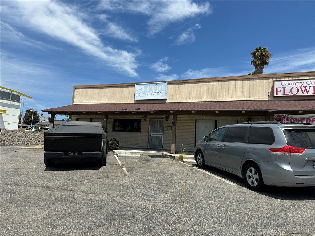 841 E Whittier, La Habra, CA 90631