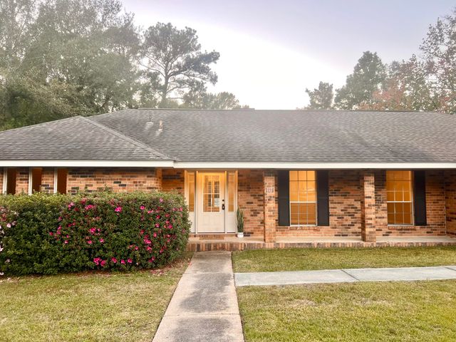 101 Tall Pines Dr., Hattiesburg, MS 39402