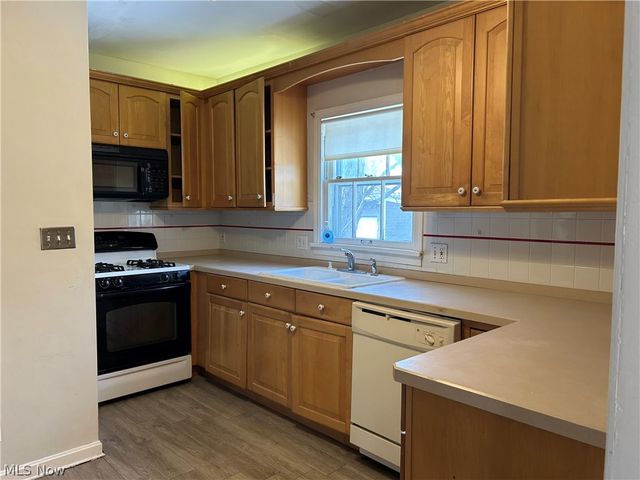 906 Keystone Drive, Cleveland Heights, OH 44121