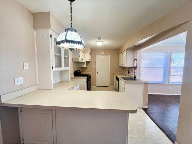 1811 Redwood Street, Arlington, TX 76014