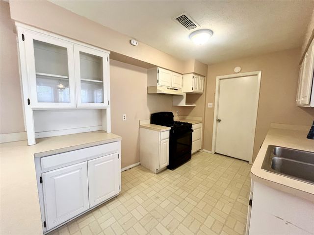 1811 Redwood Street, Arlington, TX 76014