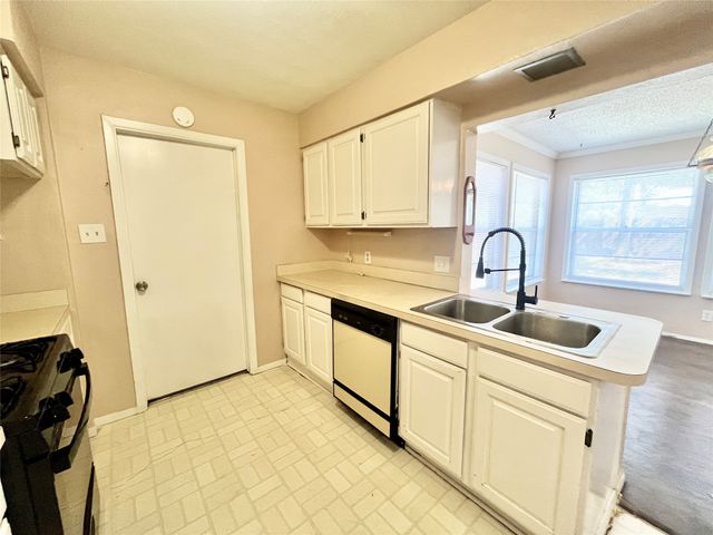 1811 Redwood Street, Arlington, TX 76014