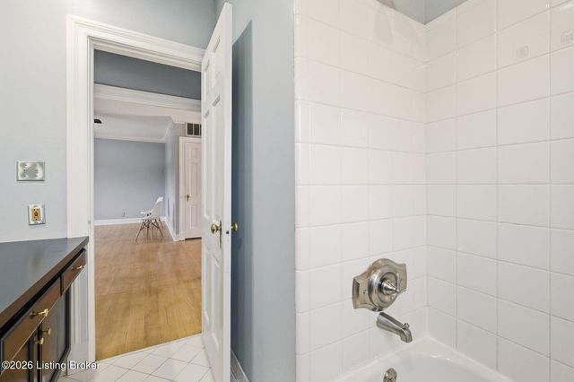 2126 Village Dr 5, Louisville, KY 40205