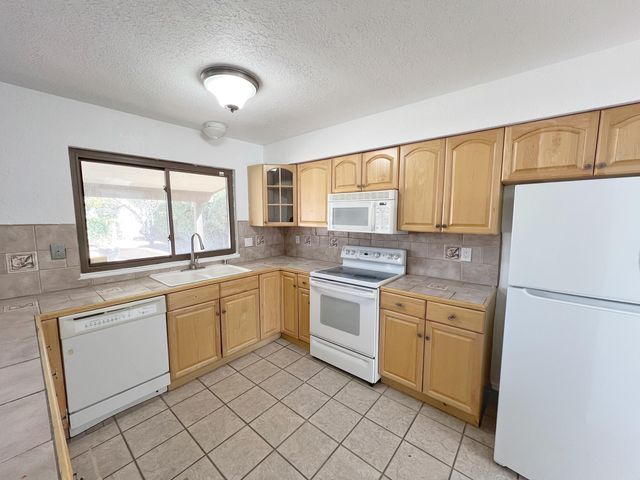 7205 Avenida La Costa NE, Albuquerque, NM 87109