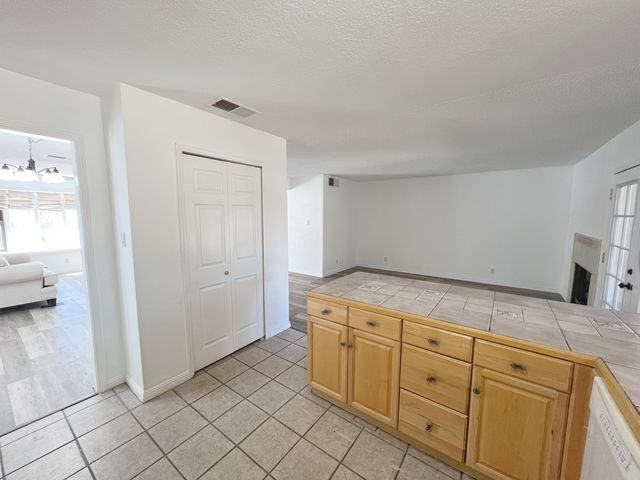 7205 Avenida La Costa NE, Albuquerque, NM 87109