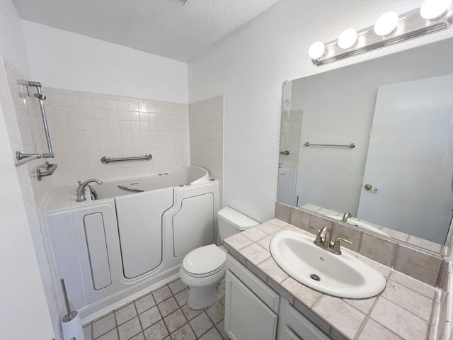 7205 Avenida La Costa NE, Albuquerque, NM 87109