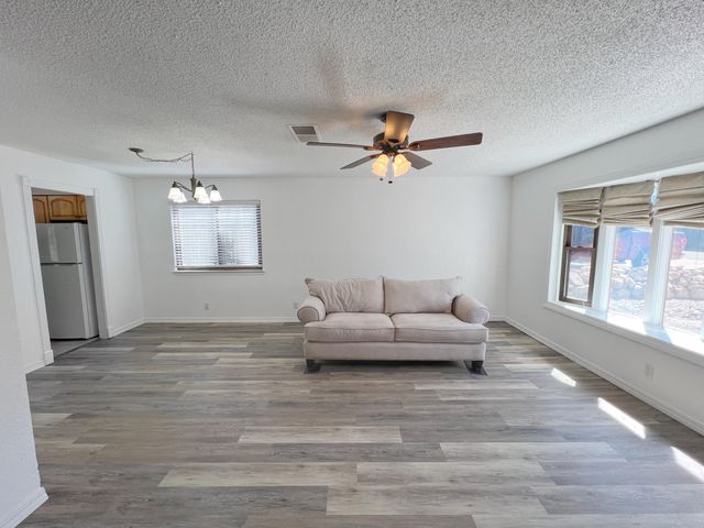 7205 Avenida La Costa NE, Albuquerque, NM 87109