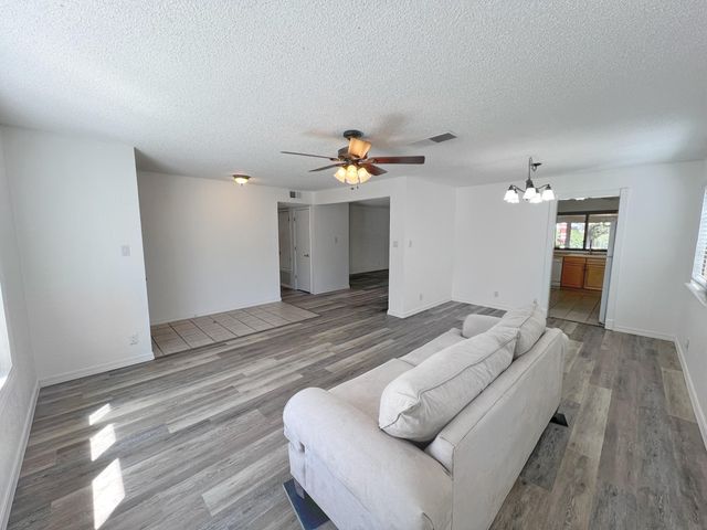 7205 Avenida La Costa NE, Albuquerque, NM 87109