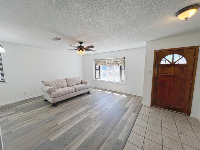 7205 Avenida La Costa NE, Albuquerque, NM 87109