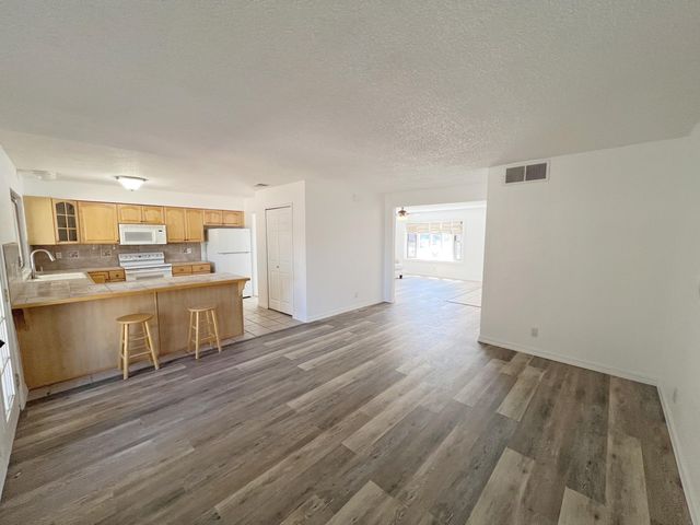 7205 Avenida La Costa NE, Albuquerque, NM 87109