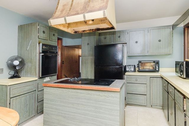 47 Weaver St, Wareham, MA 02576