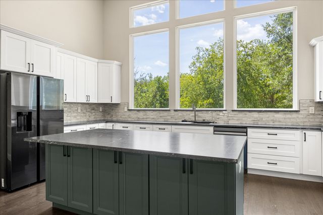 210 Knob Hill Drive, Granbury, TX 76048