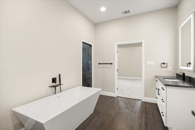 210 Knob Hill Drive, Granbury, TX 76048
