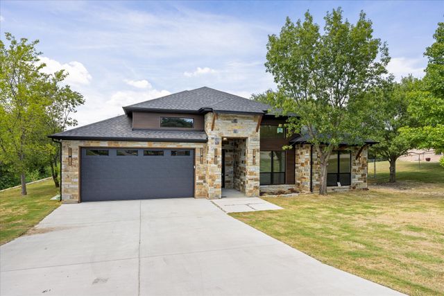210 Knob Hill Drive, Granbury, TX 76048