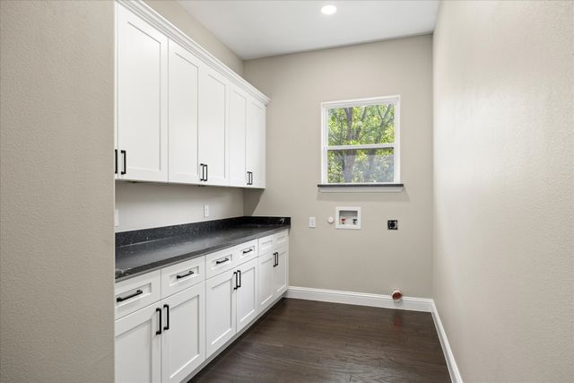 210 Knob Hill Drive, Granbury, TX 76048